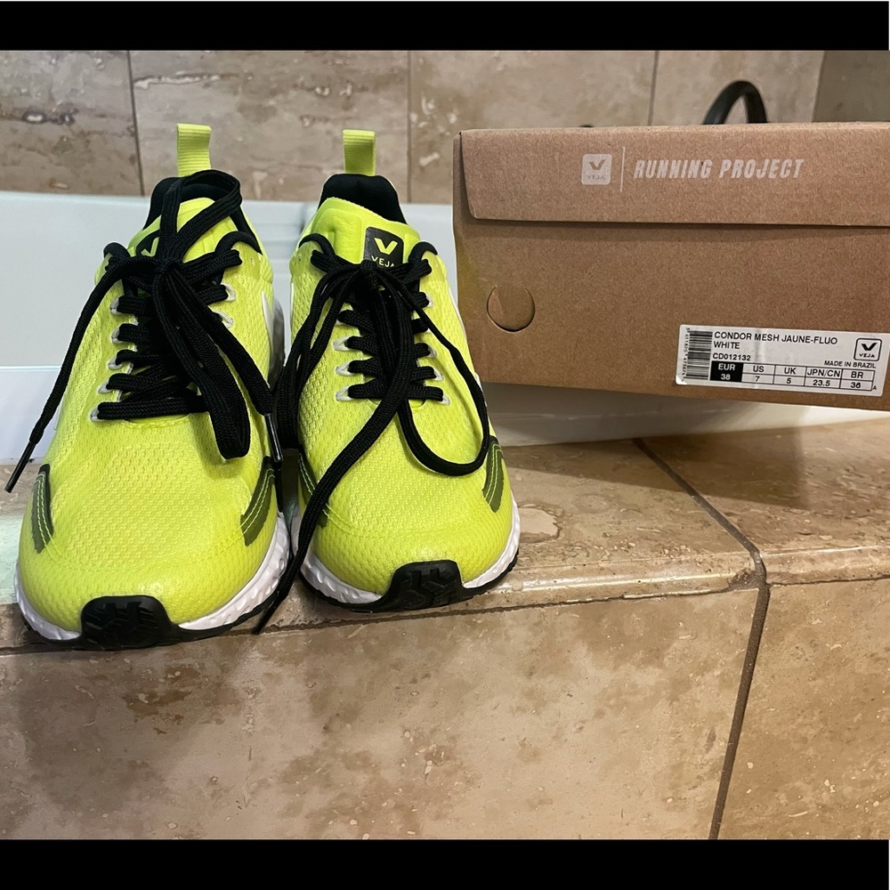 NWT Veja yellow women’s size 7